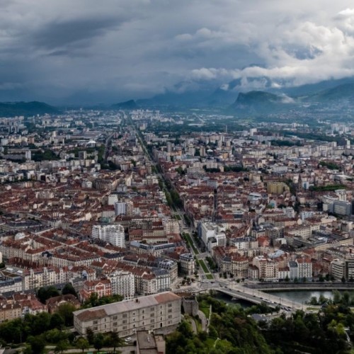 L'avenue la plus longue de France se trouve-t-elle à Grenoble ? 