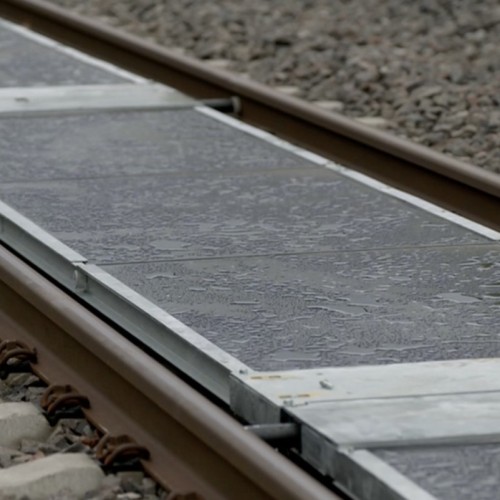 Poser des panneaux solaires entre les rails, est-ce envisageable ? 