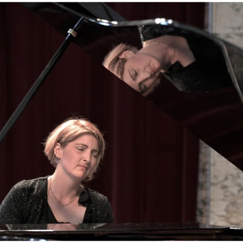 Le piano de la Marseillaise Amandine Habib raconte le monde