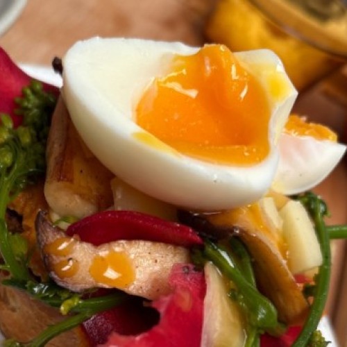 La recette : tartine de crémeux de patate douce, pickles, brocoletti & oeuf mollet