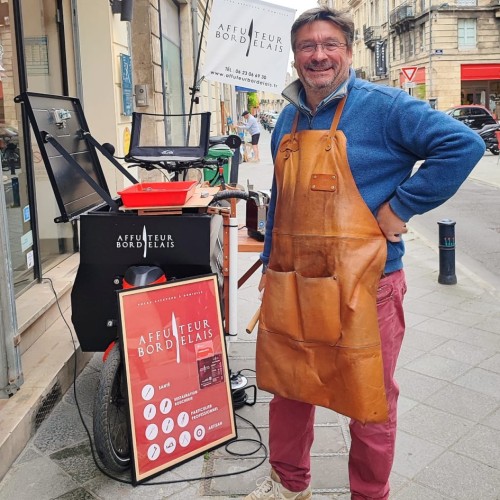Un affûteur ambulant sillonne Bordeaux à vélo