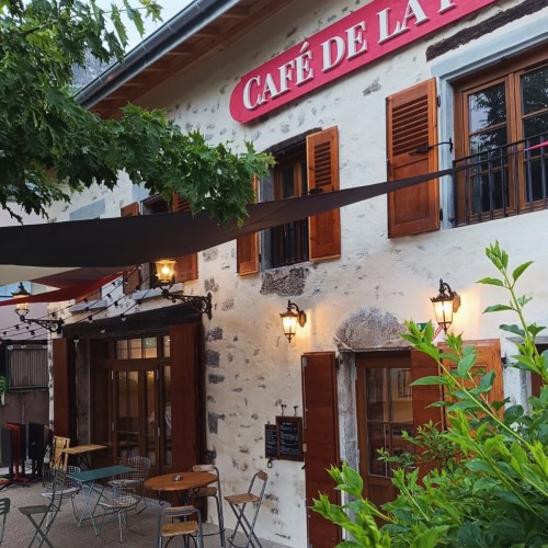 Le Café de la Place reprend vie à Corenc (près de Grenoble)