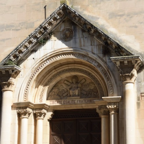 Dans le Vaucluse, Jean-Louis Aubert monte sur scène pour sauver l'église de Villes-sur-Auzon