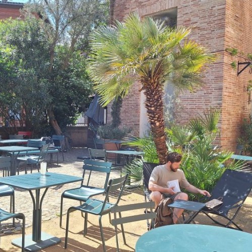 Une pause au calme entre les vieilles pierres