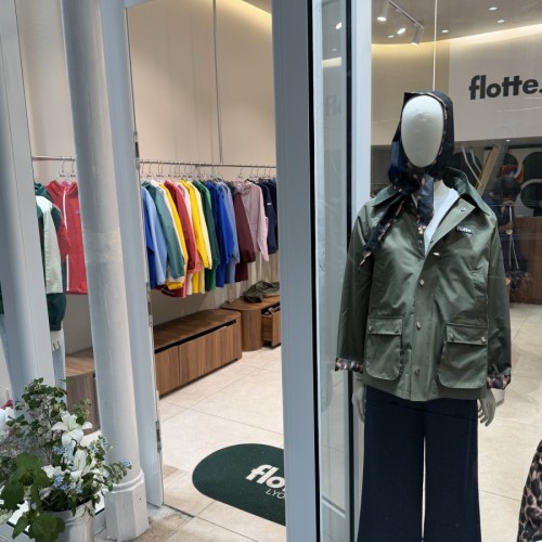 Une première boutique à Lyon pour Flotte et ses imperméables colorés