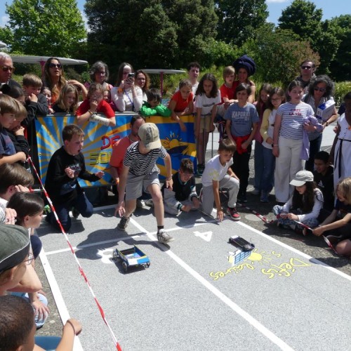 Des courses de véhicules solaires