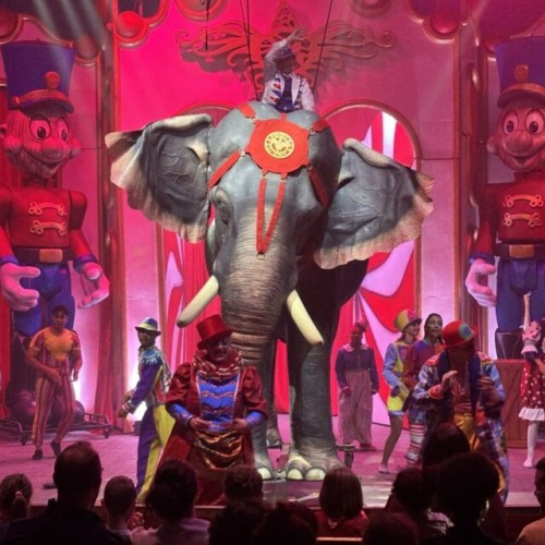 Un éléphant robotisé, vedette du cirque moderne à Nantes