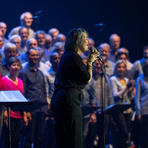 Au Colisée de Roubaix, la chorale À Bout de Souffle fait danser le public